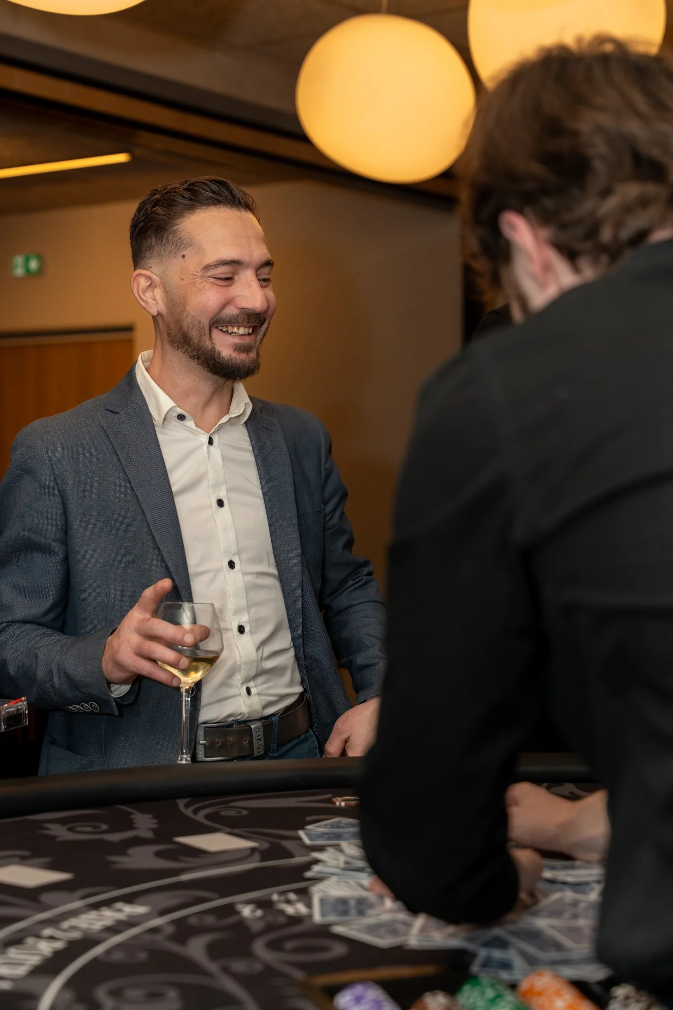 Un invité souriant échange pendant une soirée