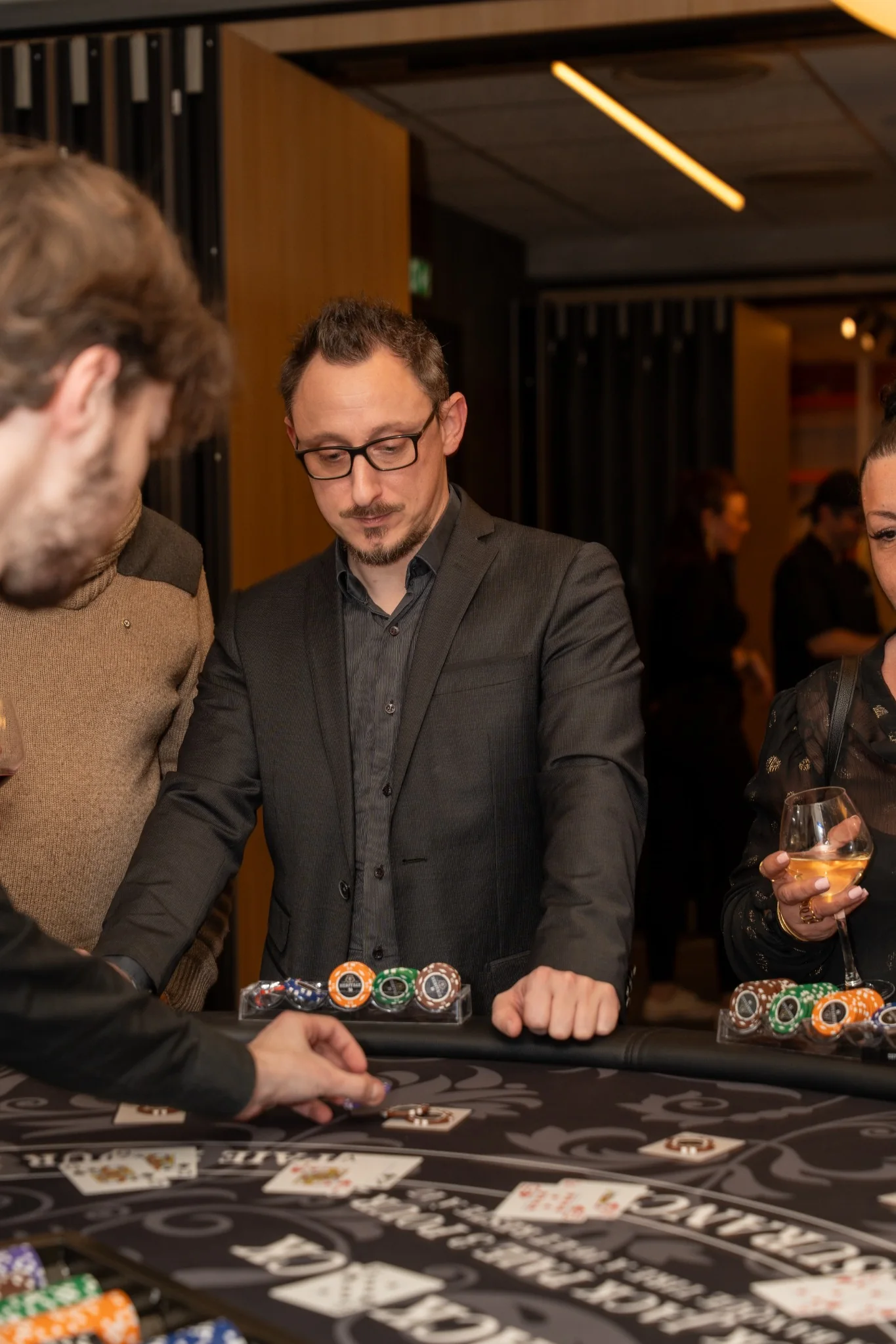 Invités réunis autour d’une table de blackjack lors d’une soirée Dames de Pique