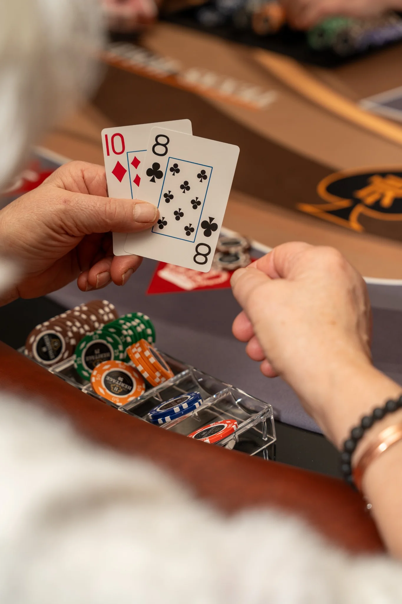 Deux invités jouent une main de blackjack autour de la table